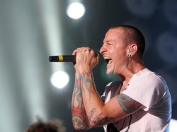 Chester Bennington Meninggal 3 Tahun Lalu, Tetap Abadi di Lagu Linkin Park