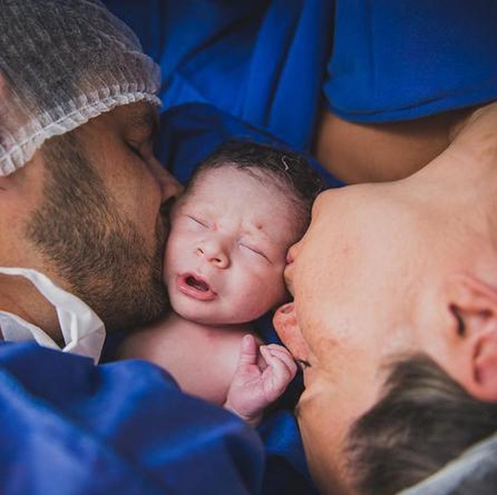<div>Kecupan pertama ayah dan bunda untuk si kecil yang akhirnya lahir ke dunia. (Foto: Instagram/ @estudionantes via @birthwithoutfear)</div><div> </div>