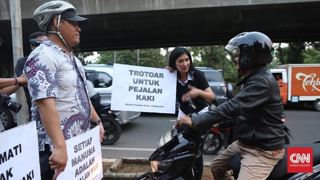 Relawan Koalisi Pejalan Kaki (KoPK) bernama Alif itu dikabarkan mengalami cedera di kepala akibat kejadian itu.