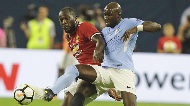 Manajer Manchester United, Jose Mourinho, terkesima dengan penyerang baru Romelu Lukaku yang kembali mencetak gol ketika mengalahkan Manchester City 2-0.