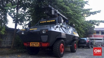 Persija Naik Rantis ke GBLA, Syahrian dan Hansamu Ikut Lawan Persib Pemain Persija mendapatkan pengamanan ekstra dengan menaiki mobil rantis dari hotel menuju Stadion GBLA untuk menghadapi Persib di Liga 1.