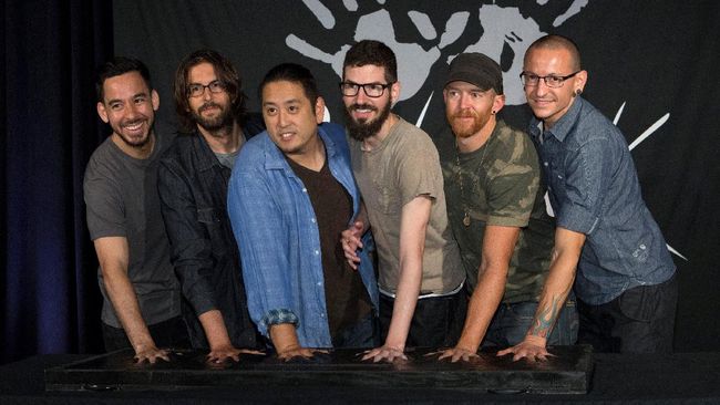 Linkin Park masih punya jadwal tur ke Asia November mendatang. Mereka seharusnya tampil di Chiba, Jepang. Namun Chester Bennington sang vokalis meninggal.