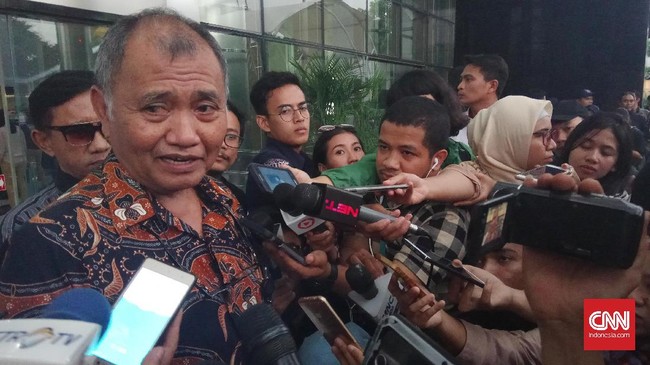 Aris Budiman hadir dalam rapat Pansus Hak Angket terhadap KPK, meski tak dapat izin. Nasib Aris saat ini tergantung rekomendasi pengawasan internal.