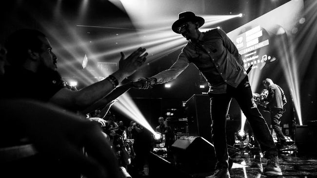 Chester Bennington 'Linkin Park' menjadi korban bully sejak kecil. Di sekolah, ia diperlakukan seperti anjing karena badannya yang kurus dan berbeda.