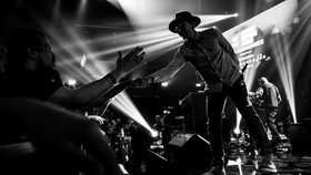 Ibu Chester Bennington soal Vokalis Baru Linkin Park: Saya Dikhianati
