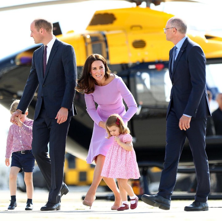 <p>Kate Middleton nampak tersenyum anggun ketika mendampingi sang suami, Pangeran William saat mendarat di Hamburg, Jerman. Ia tampil anggun mengenakan dress bernuansa pink, kompak dengan anak-anaknya. (Foto: REUTERS/Christian Charisius/POOL)</p>