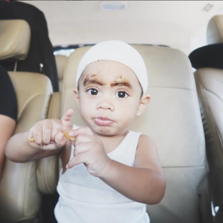 <div>Lho Sekala kenapa? Mulai nggak mood sama perawatan alisnyakah?  (Foto: Instagram/ @ayudiac)</div><div> </div>