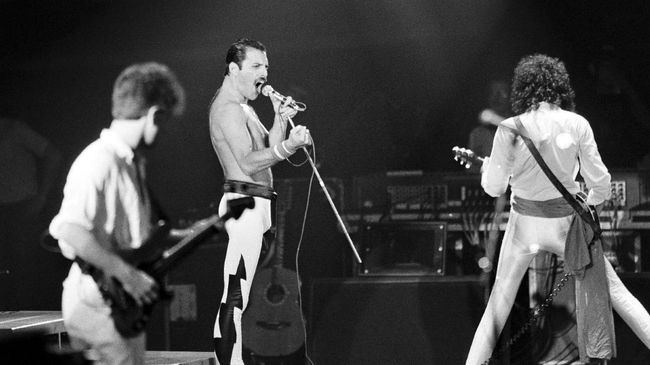 A file picture taken on September 18, 1984 showing Rock star Freddie Mercury, lead singer of the rock group 