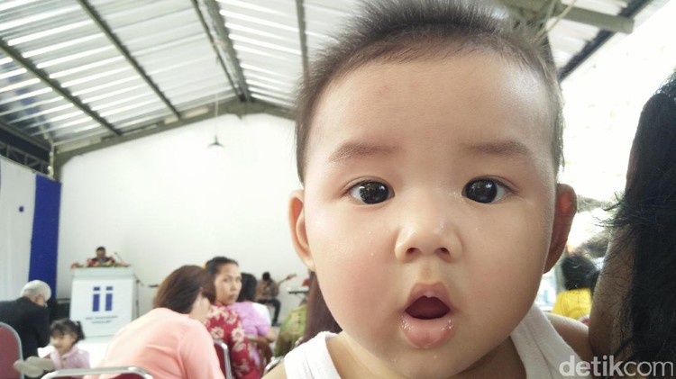 Setelah si kecil menyusu, jangan lupa ya Bun sendawakan dia.