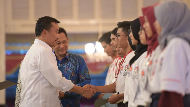 Menpora RI Imam Nahrawi menandatangani nota kesepahaman (MoU) dengan Kepala BNN Komjen Pol. Budi Waseso dalam rangka pencegahan dan pemberantasan narkoba.
