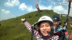 Menikmati Keindahan Subang dengan Paramotor