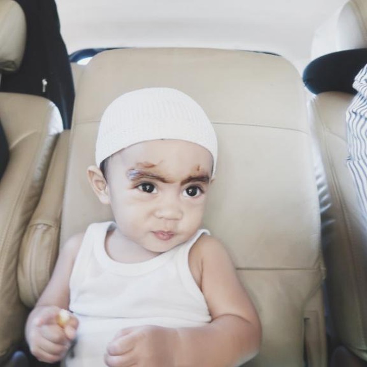 <div>Nampaknya Sekala percaya diri banget sama alisnya, lihat aja tuh, Bun, posenya. Lucu!  (Foto: Instagram/ @ayudiac)</div><div> </div>