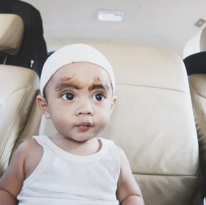 <div>Dengan bibirnya yang dikempotkan, apakah Sekala udah bosen ya? Mau hapus alisnya yang mendadak tebal, Nak? (Foto: Instagram/ @ayudiac)</div><div> </div>