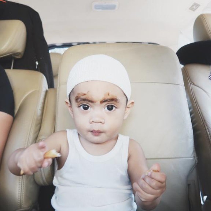 Lihat nih Bun, alis Sekala udah terlihat cetar belum? (Foto: Instagram/ @ayudiac)