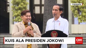 Presiden Jokowi Memberikan Kuis Kepada Seorang Mahasiswa UGM