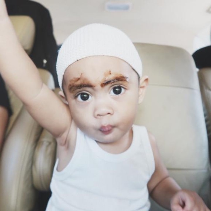 <div>Sambil mengangkat tangannya ke atas, matanya yang belo menunjukkan bahwa Sekala nampak makin lucu dengan alis yang sedang mendapat 'perawatan'. (Foto: Instagram/ @ayudiac)</div><div> </div>