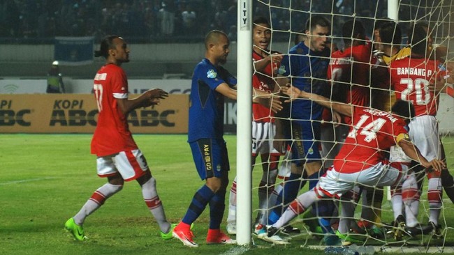 PT LIB berencana memangkas jumlah klub Liga 2 dan akan menggelar Liga 3 sebagai level di bawahnya. Hal ini yang disebut-sebut penyebab memanasnya Liga 2.