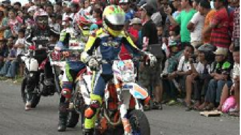 Tarikan gas sepeda motor melengking keras di telinga. Hal itu menandakan pembalap-pembalap muda sudah siap.