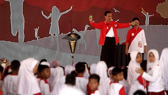 Presiden Joko Widodo menghadiri peringatan Hari Anak Nasional 2017 di Pekanbaru, Riau, yang mengusung tema 'Perlindungan Anak Dimulai dari Keluarga'.
