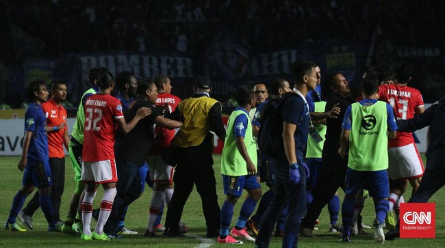 Manajer Persib Bandung, Umuh Muchtar, mengungkapkan alasan Maung Bandung tak meneruskan pertandingan melawan Persija Jakarta di Stadion Manahan Solo.