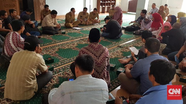 Bupati Kuningan Acep Purnama tidak mencetak e-KTP bagi jemaah Ahmadiyah karena alasan tekanan ormas.