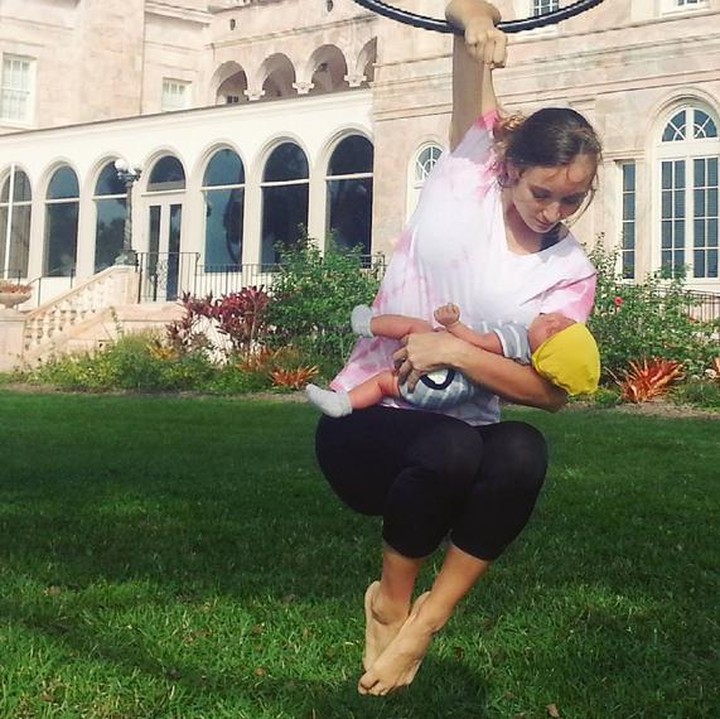 <p>Gerakan bergelantungan kayak gini pun bisa dilakukan Samantha sambil menjaga Drew. (Foto: Instagram/ @sarasotawarrior)</p>