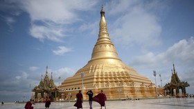 Banjir Hanyutkan Pagoda di Myanmar