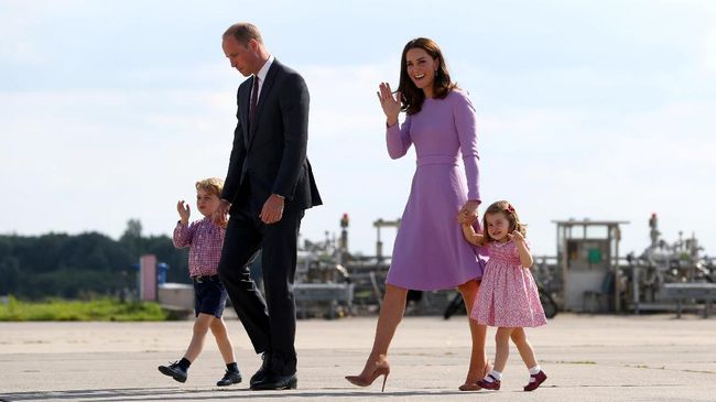 Pangeran George Tak Diizinkan Membuka Banyak Kado Natal Pangeran George dan Putri Charlotte tak diizinkan untuk membuka banyak kado Natal. Pasalnya, barang gratis itu dikhawatirkan dapat merusak mental.
