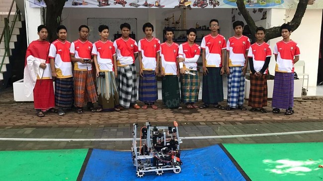 Tim Madrasah Aliyah TechnoNatura, Depok, sukses meraih medali perak dalam kompetisi robotik internasional.