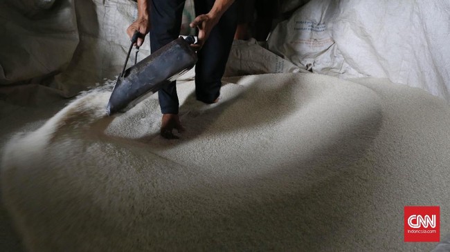 Harga beras di tingkat grosir turun hingga 0,15 persen jika dibandingkan dengan bulan Juni 2017, sedangkan harga beras eceran turun hingga 0,27 persen.