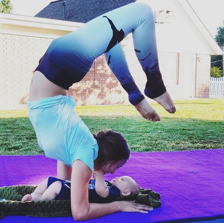 <p>Selain latihan akrobat, Drew juga udah biasa nih diajak bundanya latihan yoga. (Foto: Instagram/ @sarasotawarrior</p>
