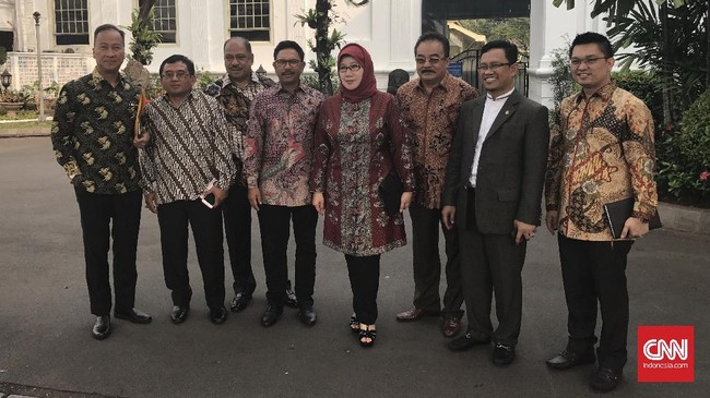 Jokowi akan membahas dua Perppu yang baru diterbitkan pemerintah dengan sejumlah anggota DPR yang berasal dari partai pendukung pemerintah.