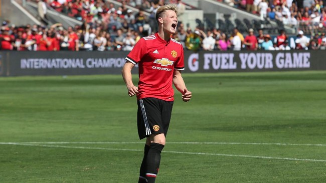 Scott McTominay dikabarkan jadi rebutan timnas Inggris dan Skotlandia. Manajer Manchester United Jose Mourinho pun memberi saran kepada gelandang 21 tahun itu.