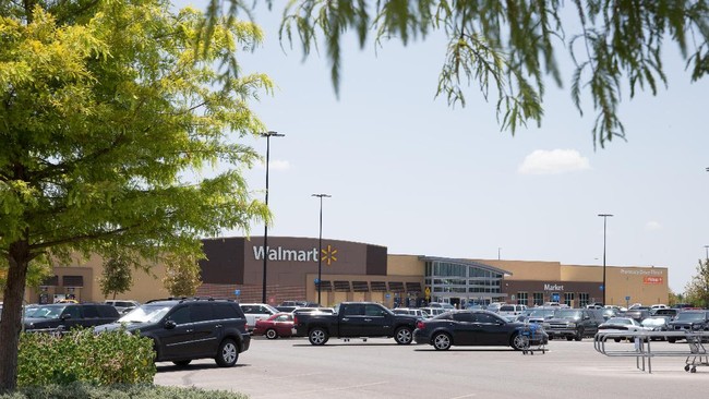 Sembilan imigran ditemukan tewas kepanasan di dalam satu truk yang penuh sesak di lahan parkir pusat perbelanjaan Walmart di Texas, Amerika Serikat.