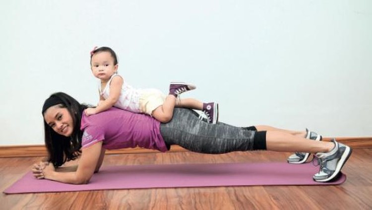 Ingin olahraga tapi harus mengasuh anak juga? Bukan masalah kok, Bun. Bunda bisa olahraga bareng si kecil.