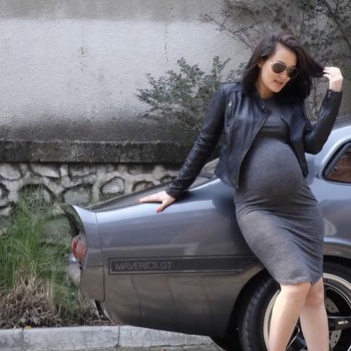 <p>Kalau Atiqah Hasiholan memilih mengabadikan foto kehamilannya bertemakan rock star. Dengan berpose menyandar di mobil, dia menganakan busana serba hitam. Elegan! (Foto: Instagram @atiqahhasiholan)  </p>