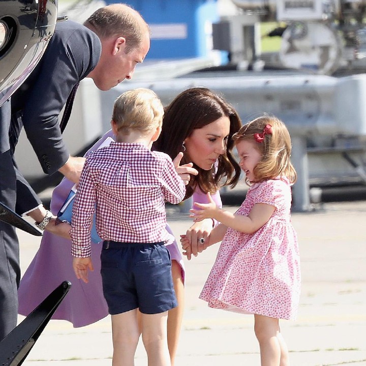 <p>Saat ingin meninggalkan Hamburg, Jerman, Putri Charlotte tantrum karena nggak mau pulang ke Inggris. <a href="https://hot.detik.com/celeb/4351612/ada-rumor-kate-middleton-dan-meghan-markle-bersitegang" target="_blank">Kate Middleton</a> pun menenangkan dan membujuknya hingga Charlotte mau masuk pesawat. (Foto: Getty Images)</p>