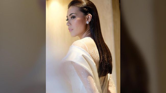 Penyanyi Sammy Simorangkir telah melangsungkan pernikahannya secara tertutup. Rahasia cantik istrinya, Viviane pun menjadi pembicaraan hangat.