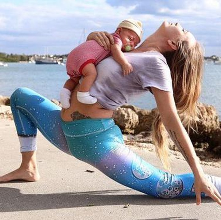 <p>Drew bisa lelap banget tuh Bun di pangkuan Bundanya yang lagi yoga. (Foto: Instagram/ @sarasotawarrior)</p>