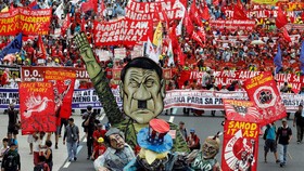 Jelang Laporan Tahunan Duterte, Demonstran Turun ke Jalan