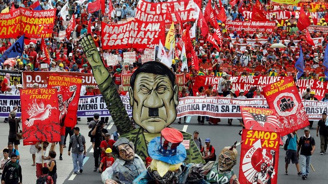 Demonstran turun ke ruas-ruas jalan di Filipina menjelang pembacaan laporan tahunan oleh Presiden Rodrigo Duterte pada Senin (24/7) pukul 16.00 waktu setempat.