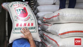 Cerita Risma, Pernah Manggul Beras demi Warga Miskin Surabaya
