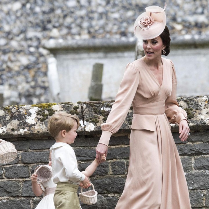 <p>Pada 20 Mei 2017 lalu, Kate Middleton sempat mencuri perhatian dengan busana middle skirt dan topi khas bangsawan ketika menghadiri pernikahan sang adik, Pippa Middleton dan James Matthews. (Foto: Getty Images)</p>