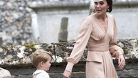 <p>Pada 20 Mei 2017 lalu, Kate Middleton sempat mencuri perhatian dengan busana middle skirt dan topi khas bangsawan ketika menghadiri pernikahan sang adik, Pippa Middleton dan James Matthews. (Foto: Getty Images)</p>