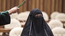 Jaksa Minta Yulianis Buka Cadar Saat Bersaksi di Sidang Anas
