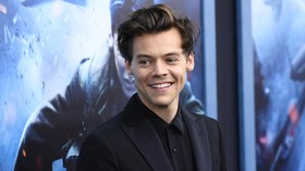 Cardigan Harry Styles Jadi Koleksi Museum Bergengsi Dunia