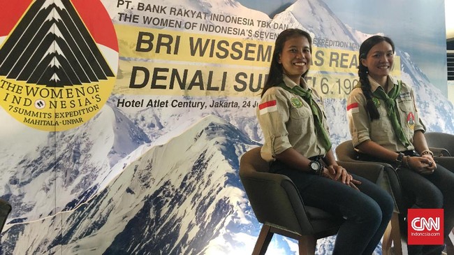 Dua mahasiswi Universitas Katolik Parahyangan, Fransiska Dimitri dan Mathilda Dwi Lestari, mempopulerkan Angklung di Puncak Gunung Denali, Alaska.