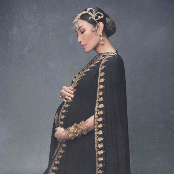 <p>Sebelum melahirkan anak keduanya, Ayu Dewi menyempatkan foto momen kehamilannya dengan gaya ala ratu Mesir berbusana hitam. (Foto: Instagram @mrsayudewi/ Rio Motret)</p>