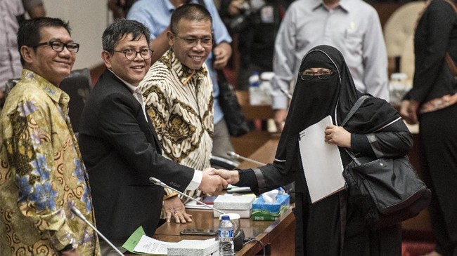 Dalam lanjutan rapat Pansus Angket KPK, saksi kasus Wisma Atlet Yulianis menyebut mantan komisioner KPK Adnan Pandu Praja terima uang Rp1 miliar dari Nazaruddin