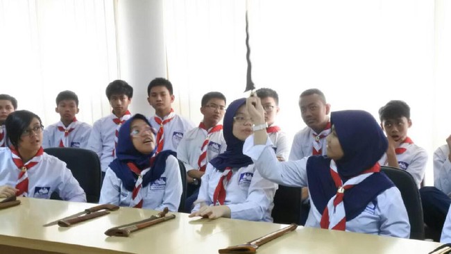 Anak-anak muda juga perlu mengenal senjata-senjata tradisional Indonesia sebagai pengetahuan dan upaya untuk mencintai budaya negeri sendiri.